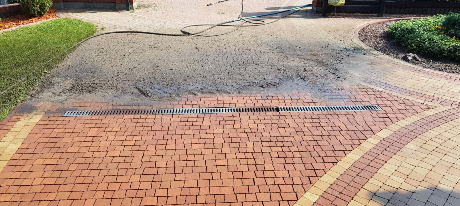 Mycie kostki brukowej Łańcut Czyszczenie kostki brukowej podjazdu w Łańcucie – usuwanie mchu, brudu i tłustych plam